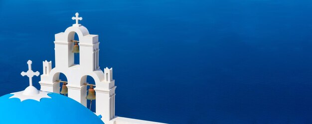 Santorini Grécia mar azul e bandeira branca da igreja