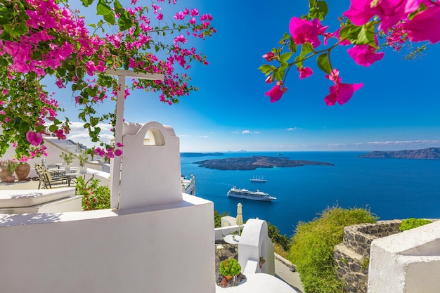 Santorini, Grécia. Paisagem do pôr do sol da abóbada tradicional de Santorini cicládica com flores e escadas