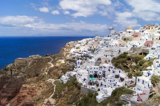 Santorini Insel, Griechenland. Traditionelle und berühmte Häuser und Kirchen mit blauen Kuppeln über der Caldera, Ägäis