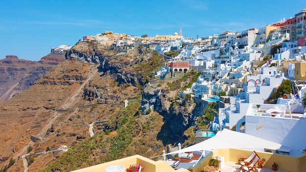 Santorini-Insel in Griechenland. Panoramablick auf die Stadt Fira