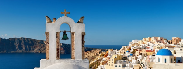 Santorini na Grécia - campanário tradicional e arquitetura de Oia, panorama