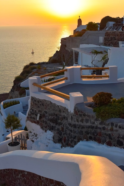 Santorini Sonnenuntergang weiße Architektur lächelnde Frau reisen