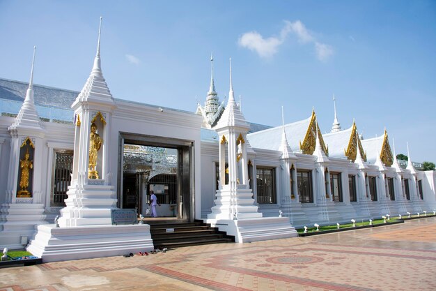 Foto santuário antigo ou catedral antiga para o povo tailandês viajar visitar respeito orar bênção desejar buda mistério sagrado em wat chantaram ou tha sung crystal em 2 de novembro de 2023 em uthai thani tailândia