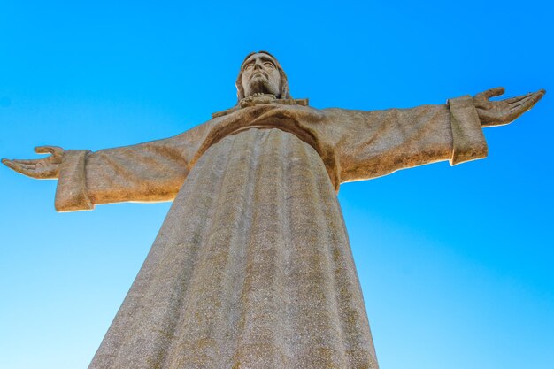 El Santuario de Cristo Rey con vistas a la ciudad de Lisboa situado en Almada en Portugal