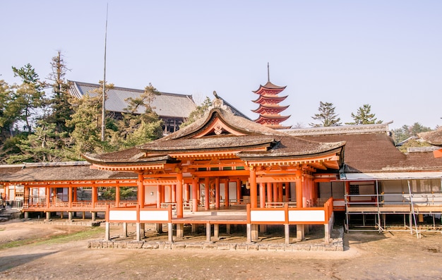 Santuário de itsukushima, miyajima, japão