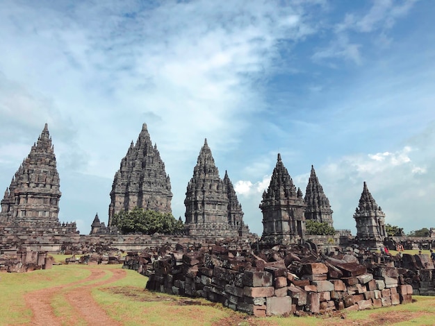 Santuário de Prambanan composto do templo hindu incluído na lista do patrimônio mundial Arquitetura antiga monumental esculpida paredes de pedra Yogyakarta Java Central Indonésia