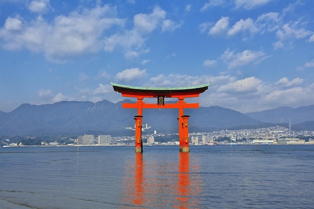 Santuário de torii itsukushima ilha de miyajima japão