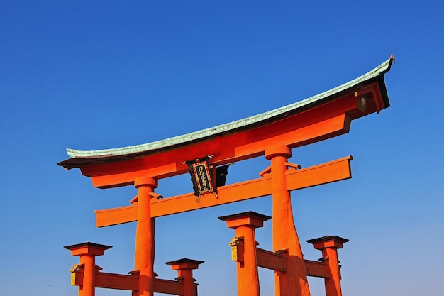 Santuário de torii itsukushima ilha de miyajima japão