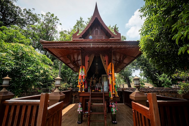 Santuário do deus doméstico ou casa espiritual na Tailândia