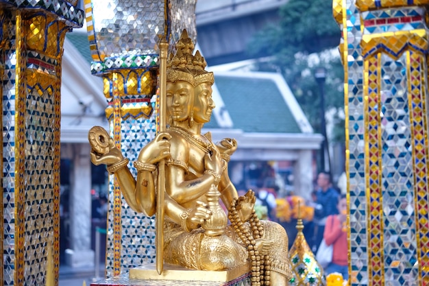 Foto el santuario de erawan en bangkok. thao maha phrom shrine es un santuario hindú en bangkok