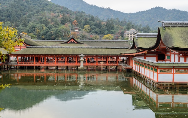 El santuario flotante en el mar, el santuario de Itsukushima en Miyajima, Japón