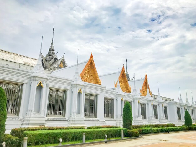 Santuario de mosaicos (Capilla de cristal) en el Templo de Chantharam (Templo de Thasung) en Uthai thani, Tailandia