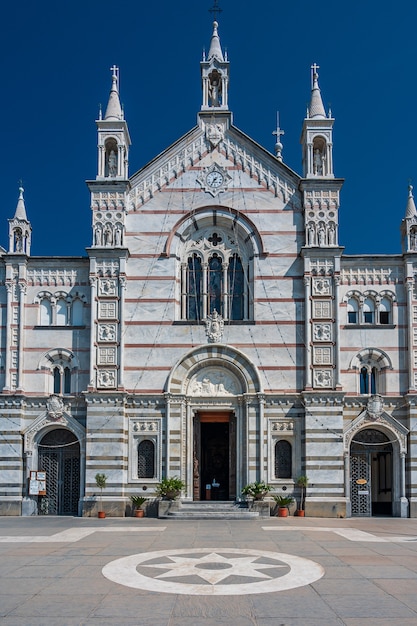 Santuario neogótico de Nostra Signora di Montallegro en la cima de una colina sobre el pueblo de Rapallo en la Riviera italiana