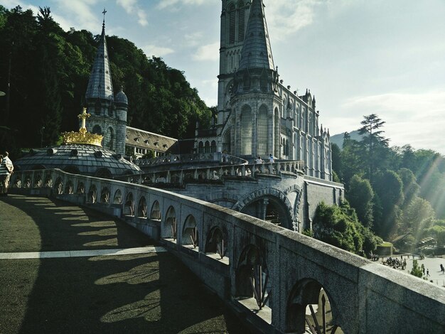 Santuario de Nuestra Señora de Lourdes contra el cielo