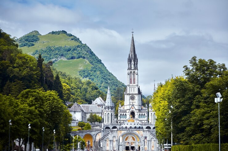 el Santuario de Nuestra Señora de Lourdes o el Dominio Occitanie, Francia