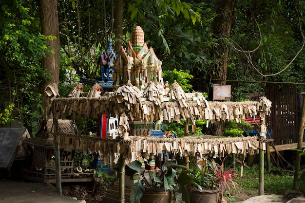 Santuario Phra Phum para los tailandeses que viajan, visitan el viaje, respetan al ángel de la deidad rezando y escriben en un plato de bambú para bendecir a Baan Huay Nam Sai en Suan Phueng el 1 de noviembre de 2021 en Ratchaburi Tailandia