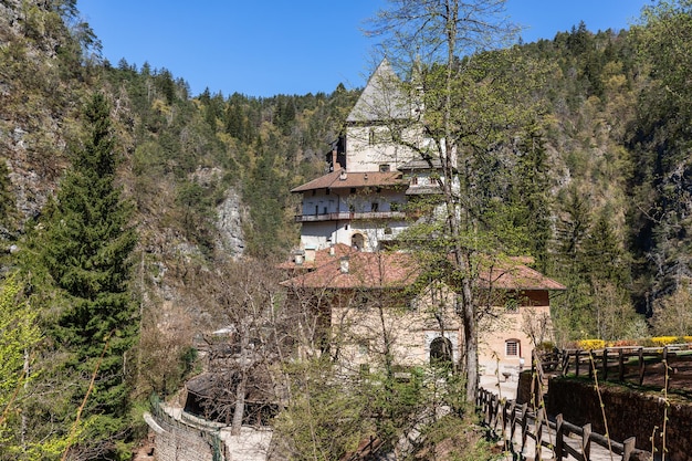 Santuario de San Romedio e Iglesia de Nuestra Señora de los Dolores Chiesa dell'Addolorata, Trentino, Italia