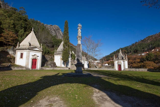 Foto santuario senhora da peneda contra el telón de fondo de las montañas en geres, portugal