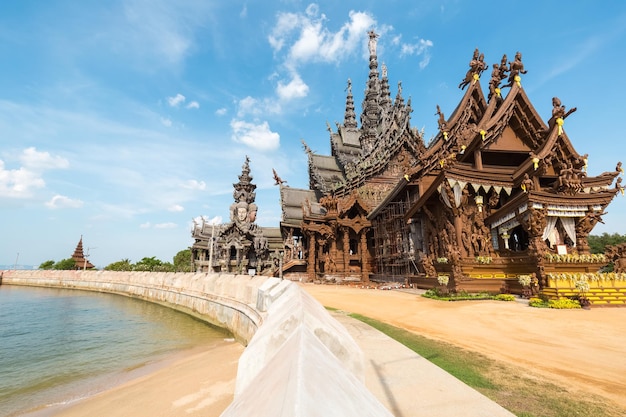 El santuario de la verdad en pattaya tailandia gigantesca construcción de escultura tallada en madera