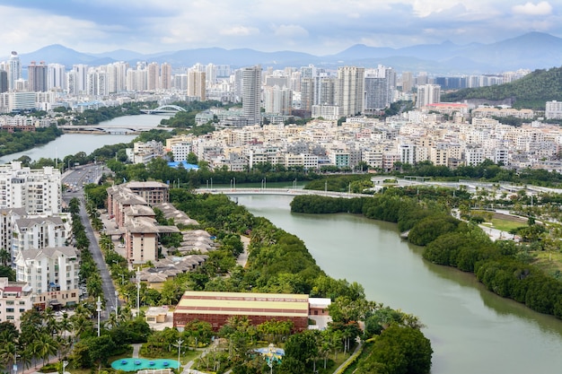 Sanya, Hainan, China - 20. Februar 2020: Schöner Luftpanoramablick auf die Stadt Sanya vom Luhuitou-Park. Hainan-Insel, China.