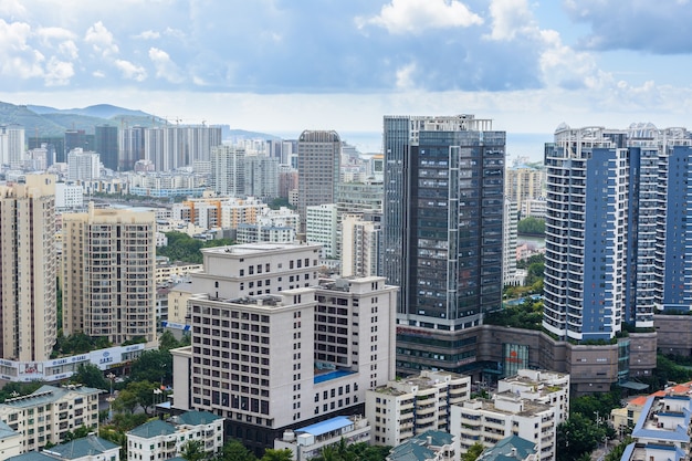 Sanya, Hainan, China - 20. Februar 2020: Schöner Luftpanoramablick auf die Stadt Sanya vom Luhuitou-Park. Hainan-Insel, China.