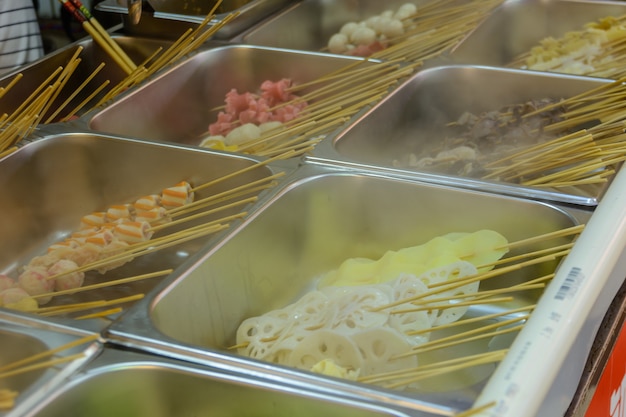 Sanya, Hainan / China - 7 de janeiro de 2020: comida de rua chinesa. Comércio de rua. Tipos chineses de frutos do mar frescos em um mercado asiático de frutos do mar em Sanya, província de Hainan, China. Inscrição: nomeie comida.