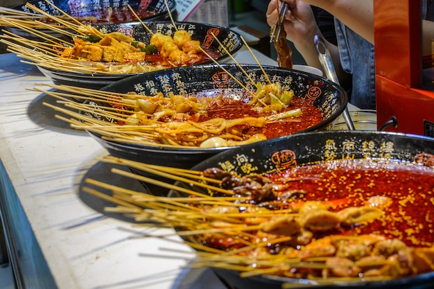 Sanya, hainan / china - 7 de janeiro de 2020: comida de rua chinesa. comércio de rua. tipos chineses de frutos do mar frescos em um mercado asiático de frutos do mar em sanya, província de hainan, china. inscrição: nomeie comida.