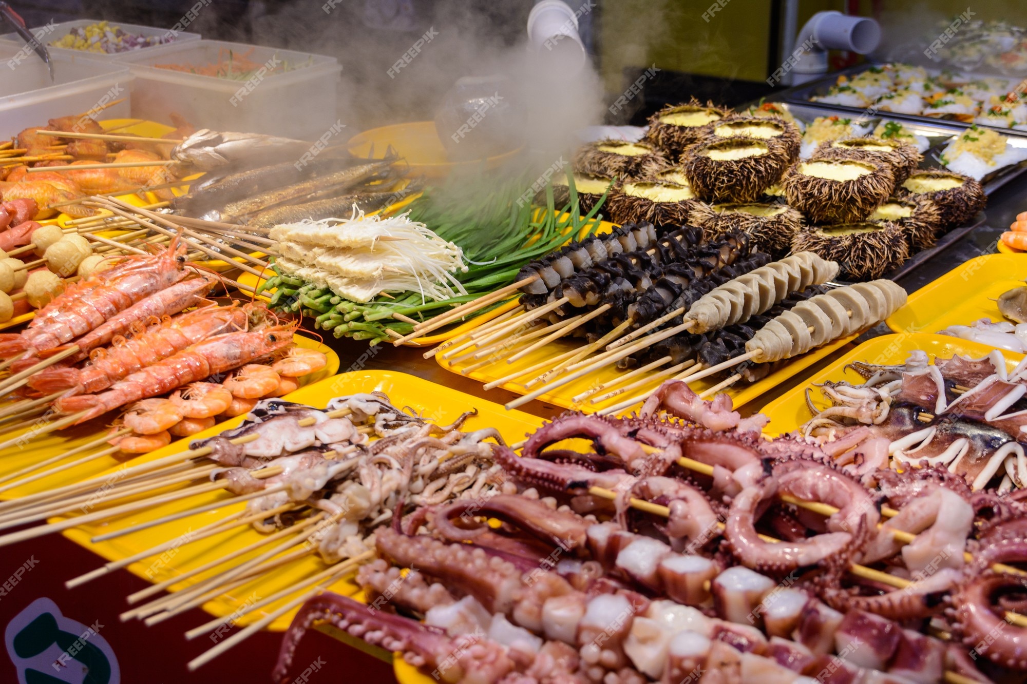 Sanya, hainan / china - 7 de enero de 2020: comida callejera china.  comercio callejero. tipos chinos de mariscos frescos en un mercado asiático  de mariscos en sanya, provincia de hainan, china.