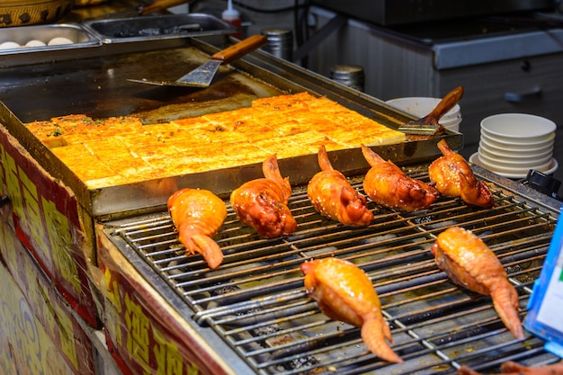 Sanya, Hainan/China - 7. Januar 2020: Chinesisches Streetfood. Straßenhandel. Chinesische Arten von frischen Meeresfrüchten auf einem asiatischen Meeresfrüchtemarkt in Sanya, Provinz Hainan, China. Inschrift: Name Essen.