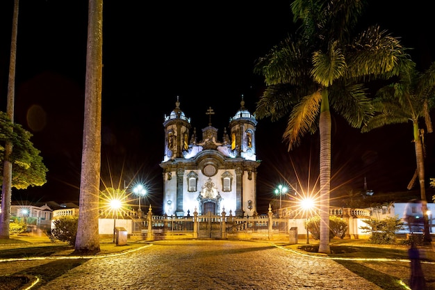 Sao Joao del Rei Minas Gerais Brasilien Blick auf die Straße in der Kirchenfassade von Sao Francisco de Assis bei Nacht