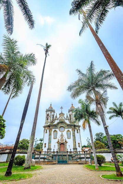 Sao Joao del Rei Minas Gerais Brasil Vista de la calle dentro de la fachada de la iglesia de Sao Francisco de Assis