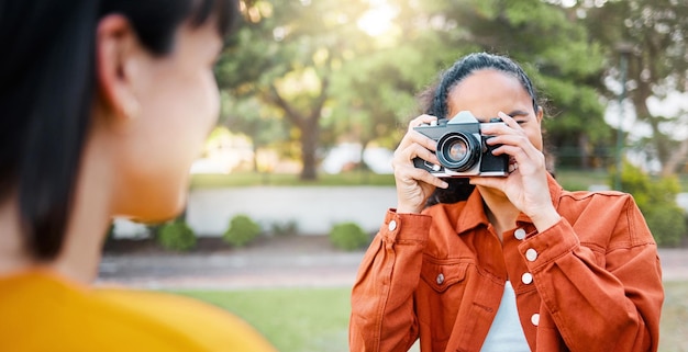 São os amigos que você pode ligar às 4 da manhã que importam Foto de uma mulher tirando fotos de sua amiga do lado de fora