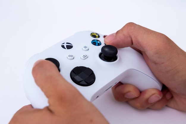São Paulo Brasil 03 2022 Controle branco do novo console de videogame Xbox Series S Com uma mão operando os botões