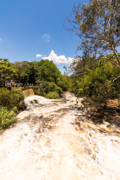 SAO PAULO BRASIL 21 de noviembre de 2020 Gente en Cascada en la ciudad de Brotas