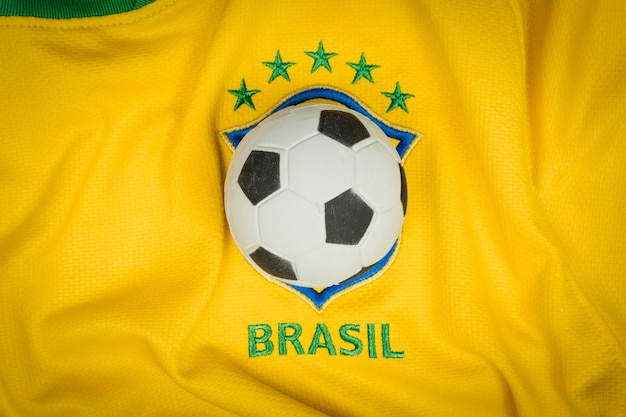 Foto são paulo brasil 23 de junho de 2018 o símbolo nacional ou logotipo da seleção brasileira de futebol chamado cbf e bola de futebol conceito de imagem editorial de futebol