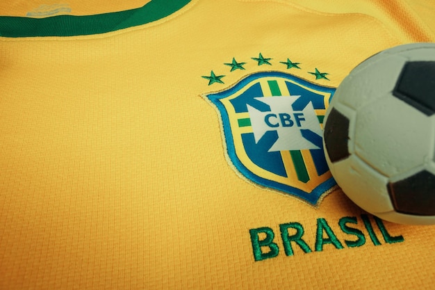 SAO PAULO BRASIL 23 DE JUNHO DE 2018 O símbolo nacional ou logotipo do time de futebol brasileiro chamado CBF e bola de futebol