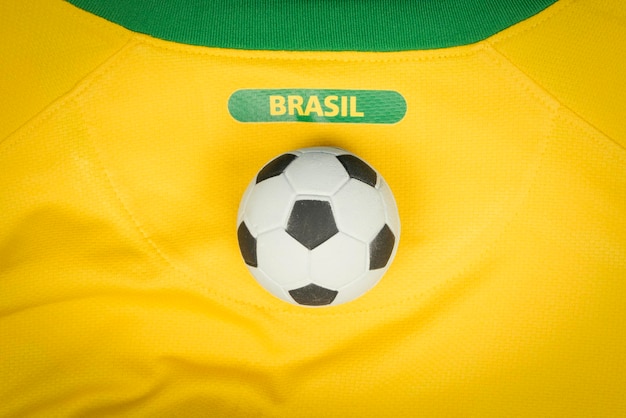 Foto sao paulo brasil 23 de junio de 2018 el símbolo nacional o logotipo del equipo de fútbol brasileño llamado cbf y balón de fútbol concepto de imagen editorial de fútbol