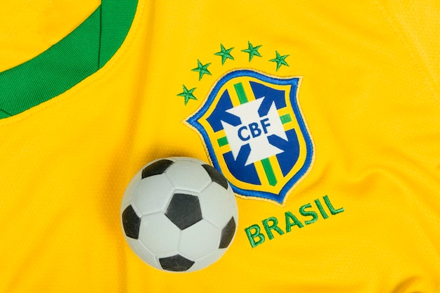 SAO PAULO BRASIL 23 DE JUNIO DE 2018 El símbolo nacional o logotipo del equipo de fútbol brasileño llamado CBF y balón de fútbol Concepto de imagen editorial de fútbol