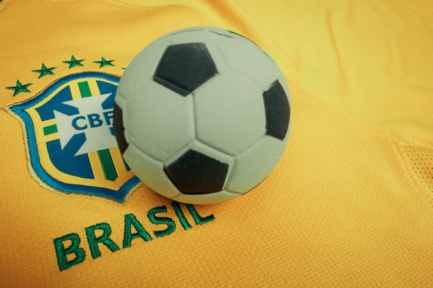 SAO PAULO BRASIL 23 DE JUNIO DE 2018 El símbolo nacional o logotipo del equipo de fútbol brasileño llamado CBF y balón de fútbol