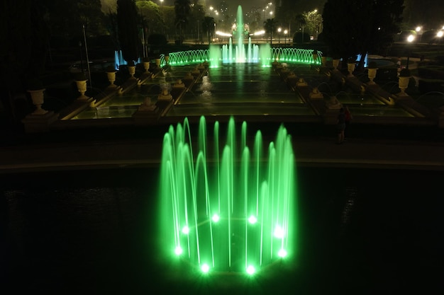 São Paulo, Brasil. fontes de água coloridas no parque do Museu do Ipiranga, cenário noturno