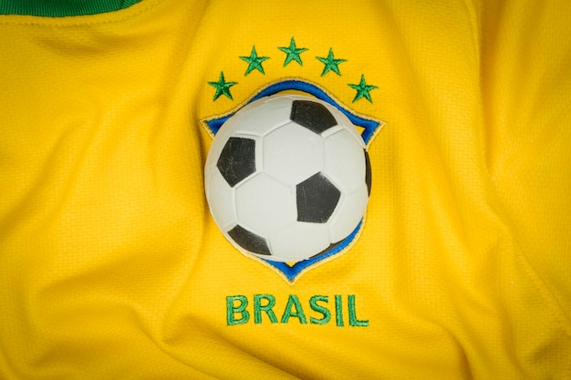 SAO PAULO BRASILIEN 23. JUNI 2018 Das nationale Symbol oder Logo der brasilianischen Fußballmannschaft namens CBF und Soccer Ball Football Editorial Image Concept