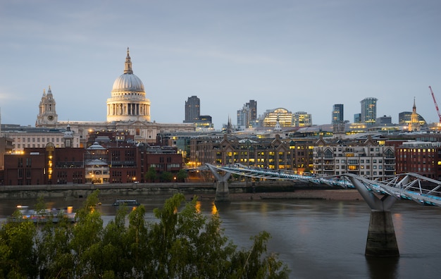 São Paulo e ponte do milênio em Londres