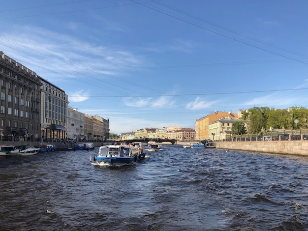 São petersburgo, anichkov ponte sobre o rio fontanka. são petersburgo, rússia.