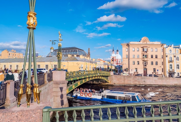 São Petersburgo. Rio Fontanka com um barco turístico flutuante. Ponte Panteleimon. Rússia.