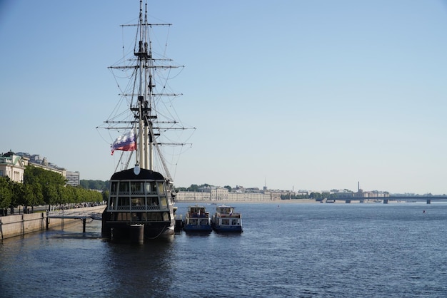 Foto são petersburgo rússia 20 de agosto de 2022 vista do rio neva o veleiro grace na ponte trinity