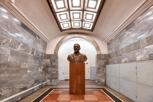 Foto são petersburgo rússia 24 de dezembro de 2021 interior da estação de metrô kirovskiy zavod
