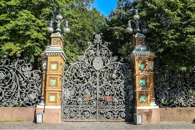 Foto são petersburgo rússia a cerca do jardim mikhailovsky