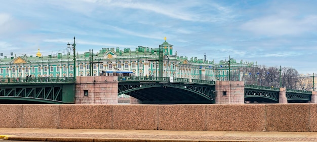 São Petersburgo, Rússia, panorama da Ponte do Palácio e vista do Palácio de Inverno
