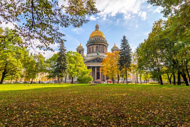 São Petersburgo Rússia Setembro 2022 Outono Petersburgo Catedral de São Isaac e uma folha de outono