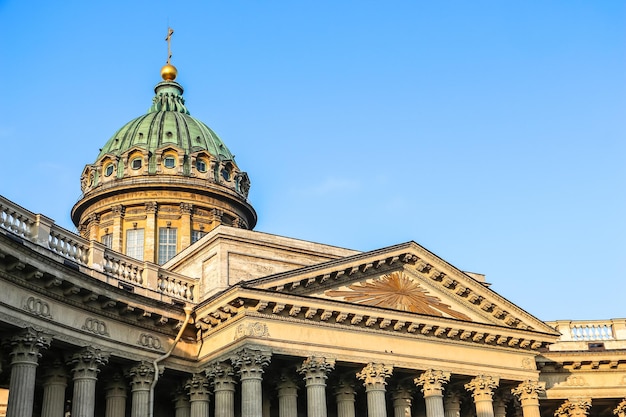 Foto são petersburgo rússia vista da catedral de kazansky em dia ensolarado